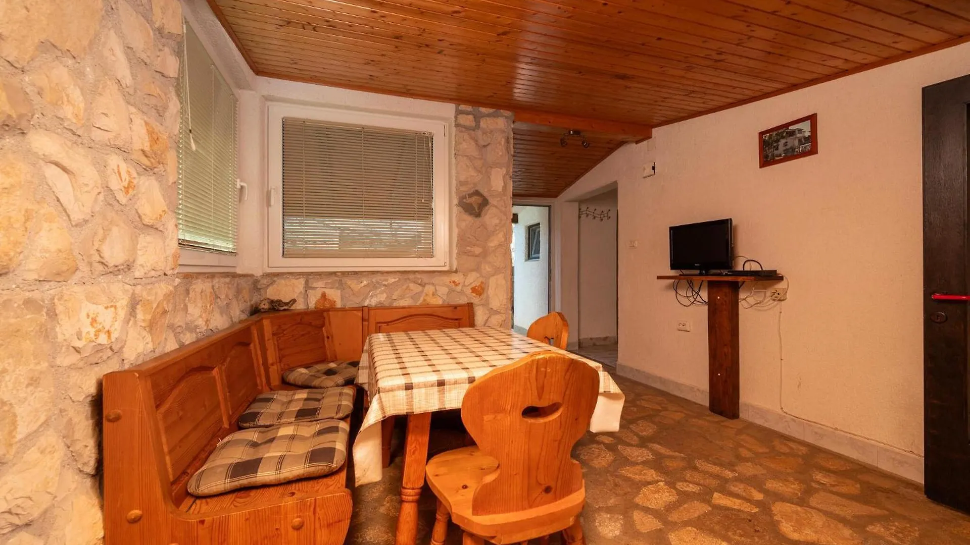 2 Bedroom Beautiful Home In Liznjan Croatia