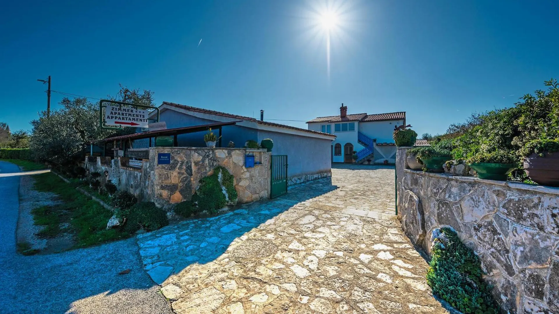 2 Bedroom Beautiful Home In Liznjan Holiday home